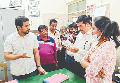  ನಗರದ ತಾಯಿ ಮತ್ತು ಮಕ್ಕಳ ಆಸ್ಪತ್ರೆಗೆ ಶಾಸಕ ದರ್ಶನ್ ಧ್ರುವನಾರಾಯಣ ದಿಢೀರ್ ಭೇಟಿ ನೀಡಿ ಪರಿಶೀಲನೆ ನಡೆಸಿದರು.