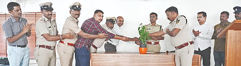 ಯಾದಗಿರಿ ಜಿಲ್ಲಾ ಪೊಲೀಸ್​ ಭವನದಲ್ಲಿ ಸೋಮವಾರ ಪೊಲೀಸ್​ ಅಧಿಕಾರಿ ಹಾಗೂ ಸಿಬ್ಬಂದಿ ಮಕ್ಕಳಿಗಾಗಿ ಆಯೋಸಲಾಗಿದ್ದ ಬೇಸಿಗೆ ಶಿಬಿರವನ್ನು ಜಿಲ್ಲಾ ಪೊಲೀಸ್​ ವರಿಷ್ಠಾಧಿಕಾರಿ ಪೃಥ್ವಿಕ್​ ಶಂಕರ್​ ಉದ್ಘಾಟಿಸಿದರು. ಡಿವೈಎಸ್​ಪಿ ಭರತಕುಮಾರ ತಳವಾರ, ಶ್ರೀದೇವಿ ಬಿರಾದಾರ, ಭೀಮಾಶಂಕರ, ರಮೇಶ ಕಾಂಬಳೆ ಇತರರಿದ್ದರು.
