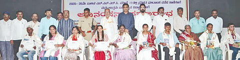 ಯಾದಗಿರಿಯಲ್ಲಿ ಬುಧವಾರ ಹಮ್ಮಿಕೊಂಡ ಕಾರ್ಯಕ್ರಮದಲ್ಲಿ ಎಸ್ಸೆಸ್ಸೆಲ್ಸಿ ಪರೀಕ್ಷೆಯಲ್ಲಿ ಉತ್ತಮ ಸಾಧನೆ ಮಾಡಿದ ವಿದ್ಯಾರ್ಥಿಗಳಿಗೆ ಶಾಸಕ ಚನ್ನಾರಡ್ಡಿ ಪಾಟೀಲ್​ ತುನ್ನೂರ ಮತ್ತು ಡಿಸಿ ಹರ್ಷಲ್​ ಬೋಯರ್​ ಸನ್ಮಾನಿಸಿದರು. ಎಸ್​ಪಿ ಪೃಥ್ವಿಕ್​ ಶಂಕರ್​, ಜಿಪಂ ಸಿಇಒ ಲವೀಶ್​ ಒರ್ಡಿಯಾ, ಡಿಡಿಪಿಐ ಸಿ.ಎಸ್​.ಮುದೋಳ, ಸಮಾಜ ಕಲ್ಯಾಣ ಅಧಿಕಾರಿ ಚನ್ನಬಸಪ್ಪ ಇತರರಿದ್ದರು.