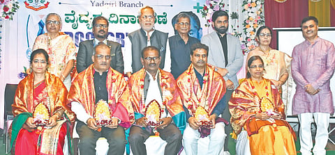 ಯಾದಗಿರಿಯಲ್ಲಿ ಭಾನುವಾರ ರಾತ್ರಿ ನಡೆದ ವೈದ್ಯರ ದಿನಾಚರಣೆ ಕಾರ್ಯಕ್ರಮದಲ್ಲಿ ಸಾಧಕ ವೈದ್ಯರಿಗೆ ಶಾಸಕ ಚನ್ನಾರಡ್ಡಿ ಪಾಟೀಲ್​ ತುನ್ನೂರ ಸನ್ಮಾನಿಸಿದರು. ಡಾ.ಸಂಗಮ್ಮ, ಡಾ.ಸಿ.ಎಂ.ಪಾಟೀಲ್​, ಡಾ.ವೀರೇಶ ಜಾಕಾ, ಡಾ.ಭಗವಂತ ಅನವಾರ, ಡಾ.ಚಂದ್ರಶೇಖರ ಪೂಜಾರಿ ಇತರರಿದ್ದರು.