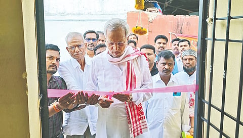 ಯಾದಗಿರಿ ನಗರದ ವಾರ್ಡ್​ 31ರ ಶಶಿಧರ ನಗರದಲ್ಲಿ ಸೋಮವಾರ ಶಾಸಕ ಚನ್ನಾರಡ್ಡಿ ಪಾಟೀಲ್​ ತುನ್ನೂರ ಶೌಚಗೃಹ ಉದ್ಘಾಟಿಸಿದರು. ಪೌರಾಯುಕ್ತ ಉಮೇಶ ಚವ್ಹಾಣ್​, ಯುಡಾ ಅಧ್ಯಕ್ಷ ಬಾಬುರಾವ ಕಾಡ್ಲೂರ ಇತರರಿದ್ದರು.