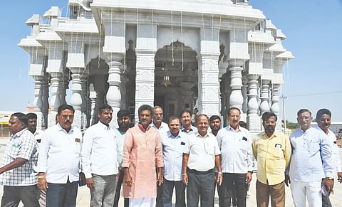 ಯಾದಗಿರಿ ಸಮೀಪದ ಸೂಗೂರು(ಎನ್​) ಗ್ರಾಮದಲ್ಲಿ ಚಾಲುಕ್ಯರ ಶೈಲಿಯ ಭೋಜಲಿಂಗೇಶ್ವರ ದೇವಸ್ಥಾನ ಲೋಕಾರ್ಪಣೆ ಕಾರ್ಯಕ್ರಮದ ಸಿದ್ಧತೆಯನ್ನು ಮಠಾಧೀಶ ಹಿರಗಪ್ಪ ತಾತಾ ಪರಿಶೀಲಿಸಿದರು. ಈರಣ್ಣ ಬಲಕಲ್​, ಬಸವರಾಜ ಪಾಟೀಲ, ಶರಣಗೌಡ, ಭೀಮರಡ್ಡಿ ಕುರಿಹಾಳ, ಸಂಗಣ್ಣಗೌಡ, ಸಿದ್ದುಗೌಡ, ಮಲ್ಲಪ್ಪ ಅರಿಕೇರಿ, ಮಲ್ಲಯ್ಯ ಕಸಬಿ, ವಿಶ್ವನಾಥಯ್ಯ ಸ್ವಾಮಿ, ಪ್ರಭು ಹೂಗಾರ ಇತರರಿದ್ದರು.