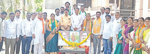 ಯಾದಗಿರಿ ಜಿಲ್ಲಾ ಬಿಜೆಪಿ ಕಚೇರಿಯಲ್ಲಿ ಸೋಮವಾರ ಆಯೋಜಿಸಿದ್ದ ಬಿಜೆಪಿ ಸಂಸ್ಥಾಪನಾ ದಿನ ಆಚರಿಸಲಾಯಿತು. ಜಿಲ್ಲಾಧ್ಯಕ್ಷ ಬಸವರಾಜಪ್ಪ ವಿಭೂತಿಹಳ್ಳಿ, ರಾಜ್ಯ ಬಿಜೆಪಿ ಕಾರ್ಯಕಾರಣಿ ಸದಸ್ಯ ಮಹೇಶರಡ್ಡಿ ಮುದ್ನಾಳ್​, ರಾಚಣ್ಣಗೌಡ ಮುದ್ನಾಳ್​, ಮಾಜಿ ಜಿಲ್ಲಾಧ್ಯಕ್ಷ ಡಾ.ಶರಣಭೂಪಾಲರೆಡ್ಡಿ, ನಗರಸಭೆ ಮಾಜಿ ಅಧ್ಯಕ್ಷೆ ಲಲಿತಾ ಅನಪುರ, ದೇವೇಂದ್ರನಾಥ ನಾದ್​, ಪರಶುರಾಮ ಕುರಕುಂದಾ ಇತರರಿದ್ದರು.