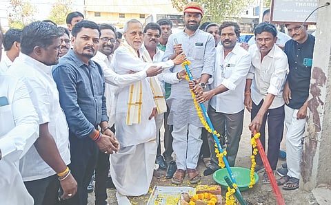 ಯಾದಗಿರಿ ನಗರದ ವಾರ್ಡ್​ 30ರಲ್ಲಿ ಸಿಸಿ ರಸ್ತೆ ಮತ್ತು ಚರಂಡಿ ಕಾಮಗಾರಿಗೆ ಶಾಸಕ ಚನ್ನಾರಡ್ಡಿ ಪಾಟೀಲ್​ ತುನ್ನೂರ ಗುದ್ದಲಿ ಪೂಜೆ ನೆರವೇರಿಸಿದರು. ಪೌರಾಯುಕ್ತ ಉಮೇಶ ಚವ್ಹಾಣ್​, ಗಣೇಶ ದುಪ್ಪಲ್ಲಿ, ಚನ್ನಕೇಶವ ಬಾಣತಿಹಾಳ, ಮಲ್ಲಿಕಾರ್ಜುನ ಈಟೆ ಇತರರಿದ್ದರು.