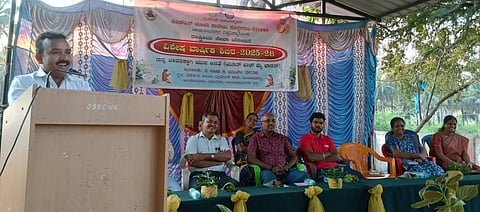 ಯಳಂದೂರು ತಾಲೂಕಿನ ಮಲಾರಪಾಳ್ಯ ಗ್ರಾಮದ ಸರ್ಕಾರಿ ಹಿರಿಯ ಪ್ರಾಥಮಿಕ ಶಾಲೆಯಲ್ಲಿ ಗುರುವಾರ ಕೊಳ್ಳೇಗಾಲ ಜೆಎಸ್‌ಎಸ್ ಮಹಿಳಾ ಪದವಿ ಪೂರ್ವ ಕಾಲೇಜನ ವತಿಯಿಂದ ನಡೆದ ಎನ್‌ಎಸ್‌ಎಸ್ ರಾಷ್ಟ್ರೀಯ ಸೇವಾ ಯೋಜನೆ ಶಿಬಿರದಲ್ಲಿ ವಕೀಲ ಗೌಡಹಳ್ಳಿ ಮಹೇಶ್ ಮಾತನಾಡಿದರು. ತೇಜನಾಯಕ್, ಅಮೃತೇಶ್ವರ್, ಸುಂದ್ರಮ್ಮ, ಕವಿತಾ ಇರರಿದ್ದರು.