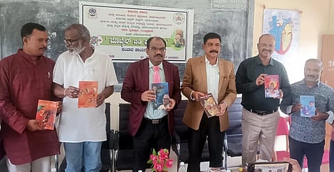 ಯಳಂದೂರು ಪಟ್ಟಣದ ಸರ್ಕಾರಿ ಪಬ್ಲಿಕ್ ಶಾಲೆಯಲ್ಲಿ ಆಯೋಜಿಸಿದ್ದ ಮೊಬೈಲ್ ಬಿಡಿ, ಪುಸ್ತಕ ಹಿಡಿ ಕಾರ್ಯಕ್ರಮದಲ್ಲಿ ಜಿಲ್ಲಾ ಕಸಾಪ ವತಿಯಿಂದ ಶಾಲೆಗೆ ಪುಸ್ತಕಗಳನ್ನು ನೀಡಲಾಯಿತು. ಹಿರಿಯ ಸಿವಿಲ್ ನ್ಯಾಯಾಧೀಶ ಈಶ್ವರ್, ಕಸಾಪ ಜಿಲ್ಲಾಧ್ಯಕ್ಷ ಎಂ. ಶೈಲಕುಮಾರ್, ಉಪಪ್ರಾಂಶುಪಾಲ ನಂಜುಂಡಯ್ಯ ಇತರರು ಇದ್ದರು. 