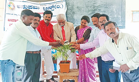 ಯಳಂದೂರಿನ ಕರ್ನಾಟಕ ಪಬ್ಲಿಕ್ ಶಾಲೆಯಲ್ಲಿ ಭಾನುವಾರ ಜವಾಹರ್ ನವೋದಯ ಕೋಚಿಂಗ್ ತರಬೇತಿ ಕೇಂದ್ರವನ್ನು ಎಚ್.ಬಿ. ಸಂಪತ್‌ಕುಮಾರ್ ಉದ್ಘಾಟಿಸಿದರು. ಡಾ.ಪ್ರೇಮಾ. ಅಮ್ಮನಪುರ ಮಹೇಶ್ ಇತರರು ಇದ್ದರು. 