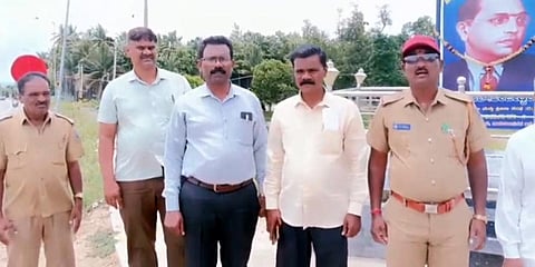  ಯಳಂದೂರು ತಾಲೂಕಿನ ಯರಿಯೂರು ಗ್ರಾಮಕ್ಕೆ ಸಾರಿಗೆ ಬಸ್ ಡಿಪೋ ವ್ಯವಸ್ಥಾಪಕ ಭೋಗನಾಯಕ ಸೇರಿದಂತೆ ಅಧಿಕಾರಿಗಳ ತಂಡ ಭೇಟಿ ನೀಡಿ ಬಸ್ ನಿಲ್ಲುವುದನ್ನುಪರಿಶೀಲಿಸಿದರು. ಗ್ರಾಮದ ಮುಖಂಡ ಯರಿಯೂರು ಶ್ರೀನಿವಾಸ್ ಇದ್ದರು.