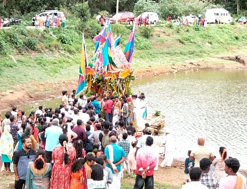 ಯಳಂದೂರು ತಾಲೂಕಿನ ಬಿಳಿಗಿರಿರಂಗನಬೆಟ್ಟದ ಸೋಮೇಶ್ವರ ಕೆರೆಯಲ್ಲಿ ಶ್ರೀಬಿಳಿಗಿರಿರಂಗನಾಥಸ್ವಾಮಿಯ ತೆಪ್ಪೋತ್ಸವ ಶನಿವಾರ ಅದ್ದೂರಿಯಾಗಿ ನೆರವೇರಿತು.