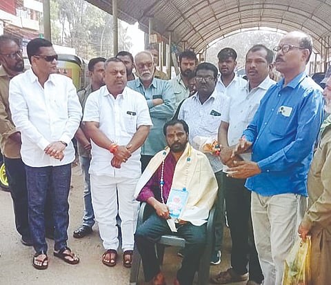 ಯಲ್ಲಾಪುರದ ಕಾಳಮ್ಮನಗರದಲ್ಲಿ ಇತ್ತೀಚೆಗೆ ಹತ್ಯೆಗೀಡಾದ ರಂಜಿತಾ ಅವರನ್ನು ಆಟೋ auto rickshaw ದಲ್ಲಿ ಆಸ್ಪತ್ರೆಗೆ ಸಾಗಿಸಿ, ಬದುಕಿಸಲು ಪ್ರಯತ್ನಿಸಿದ ಆಟೋ ಚಾಲಕರ ಸಂಘದ ಉಪಾಧ್ಯಕ್ಷ ಚಂದ್ರಶೇಖರ ಬೋವಿ ಅವರನ್ನು ಸಂಘದ ವತಿಯಿಂದ ಸನ್ಮಾನಿಸಲಾಯಿತು. ರಾಜ್ಯ ಅಧ್ಯಕ್ಷ ಶೇಖರಯ್ಯ ಮಠಪತಿ, ಸಂಘದ ತಾಲೂಕಾಧ್ಯಕ್ಷ ವಿಜಯ ಮಿರಾಶಿ, ಜಿಲ್ಲಾಧ್ಯಕ್ಷ ವಿಶ್ವನಾಥ ಗೌಡ, ಪ್ರಧಾನ ಕಾರ್ಯದರ್ಶಿ ಉದಯ ನಾಯ್ಕ, ಇತರರಿದ್ದರು.