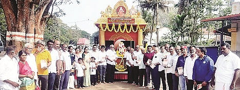 ಪಿರಿಯಾಪಟ್ಟಣಕ್ಕೆ ಆಗಮಿಸಿದ ಸುತ್ತೂರು ಜಾತ್ರಾ ಮಹೋತ್ಸವದ ಪ್ರಚಾರ ರಥಕ್ಕೆ ತಾಲೂಕಿನ ವೀರಶೈವ ಮುಖಂಡರು ಸ್ವಾಗತ ಕೋರಿದರು. ಎಚ್.ಟಿ.ಪರಮೇಶ್, ಡಾ.ಶಿವಯೋಗ, ಪರಮಶಿವಯ್ಯ, ಸಿ.ಎಸ್.ಮಂಜುನಾಥ್ ಸ್ವಾಮಿ ಇದ್ದರು.