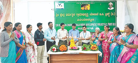 ಪಿರಿಯಾಪಟ್ಟಣದ ಶ್ರೀ ಕ್ಷೇತ್ರ ಧರ್ಮಸ್ಥಳ ಗ್ರಾಮಾಭಿವೃದ್ಧಿ ಯೋಜನೆ ಕಚೇರಿಯಲ್ಲಿ ಇತ್ತೀಚಿಗೆ ಆಯೋಜಿಸಿದ್ದ ಅತಿಥಿ ಶಿಕ್ಷಕರಿಗೆ ಮಂಜೂರಾತಿ ಪತ್ರ ವಿತರಣ ಕಾರ್ಯಕ್ರಮವನ್ನು ಸಂಸ್ಥೆಯ ಕೊಡಗು ಜಿಲ್ಲಾ ನಿರ್ದೇಶಕ ವಿಠಲ್ ಸಾಲ್ಯಾನ್ ಉದ್ಘಾಟಿಸಿದರು. ಬಿಇಓ ರವಿ ಪ್ರಸನ್ನ, ರವಿ, ಪ್ರವೀಣ್ ಕುಮಾರ್ ಇತರರು ಇದ್ದರು.