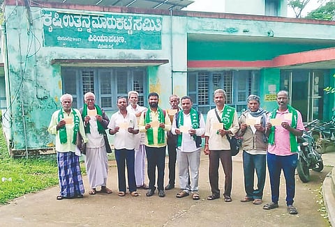  ಪಿರಿಯಾಪಟ್ಟಣದ ಎಪಿಎಂಸಿ ಆವರಣದ ಮುಂಭಾಗ ಭಾರತೀಯ ಕಿಸಾನ್ ಸಂಘದ ವತಿಯಿಂದ ಅಂಚೆ ಚಳುವಳಿಗೆ ಚಾಲನೆ ನೀಡಲಾಯಿತು. ರವಿ ಗೆಂಡತೋರು, ಪಿ.ಸಿ.ಚಂದ್ರೆಗೌಡ, ಗಣೇಶ್, ಕೃಷ್ಣೆಗೌಡ ಇತರರು ಇದ್ದಾರೆ.