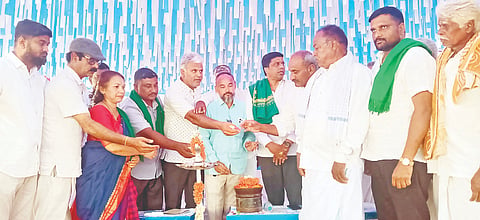 ನಂಜನಗೂಡು ತಾಲೂಕಿನ ಅಳಗಂಚಿಪುರ ಗ್ರಾಮದಲ್ಲಿ ಕರ್ನಾಟಕ ರಾಜ್ಯ ರೈತ ರೈತ ಕಲ್ಯಾಣ ಸಂಘದ ಗ್ರಾಮ ಘಟಕವನ್ನು ರಾಜ್ಯ ಅಧ್ಯಕ್ಷ ಚಂದನ್ ಗೌಡ ಉದ್ಘಾಟಿಸಿದರು. ಬಿ.ಎನ್.ಸದಾನಂದ, ಹೇಮಂತ್ ಗೌಡ, ಹರೀಶ್ ಗೌಡ, ಕಣೆನೂರು ಜಗದೀಶ್ ಮತ್ತಿತರರು ಇದ್ದರು. 