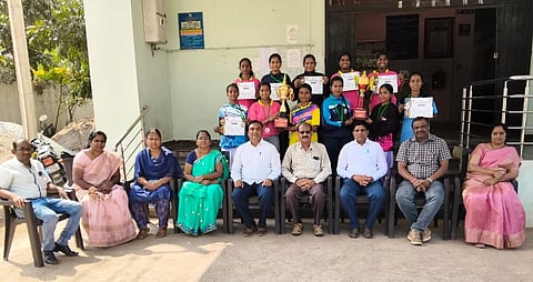 ಕೊಪ್ಪಳ ಸರ್ಕಾರಿ ಪ್ರಥಮ ದರ್ಜೆ ಮಹಿಳಾ ಕಾಲೇಜಿನಲ್ಲಿ ಮಹಿಳಾ ವಿವಿ ರಾಜ್ಯ ಮಟ್ಟದ ಅಂತರ್​ ಕಾಲೇಜು ಕ್ರೀಡಾಕೂಟದಲ್ಲಿ ಸಾಧನೆ ಮಾಡಿದ ವಿದ್ಯಾರ್ಥಿನಿಯರನ್ನು ಕಾಲೇಜಿನ ಬೋಧಕ ಮತ್ತು ಬೋಧಕೇತರ ಸಿಬ್ಬಂದಿ ವರ್ಗವು ಅಭಿನಂದಿಸಿದರು.