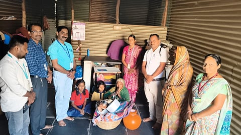 ಕೊಪ್ಪಳದ ಗಂಗಮ್ಮ ಅವರಿಗೆ ಶ್ರೀ ಕ್ಷೇತ್ರ ಧರ್ಮಸ್ಥಳ ಗ್ರಾಮಾಭಿವೃದ್ಧಿ ಯೋಜನೆಯ ಪ್ರಾದೇಶಿಕ ವಿಭಾಗದ ನಿರ್ದೇಶಕ ಚಂದ್ರಶೇಖರ್​ ಜೆ. ವಾತ್ಸಲ್ಯ ಕಿಟ್​ ವಿತರಿಸಿದರು. ಜಿಲ್ಲಾ ನಿರ್ದೇಶಕ ಪ್ರಕಾಶ್​ ರಾವ್​, ಯೋಜನಾಧಿಕಾರಿ ಜಗದೀಶ್​ ಕೆ. ಎಚ್​., ಜ್ಞಾನವಿಕಾಸ ಸಮನ್ವಯಧಿಕಾರಿ ಗೀತಾ, ಇದ್ದರು.