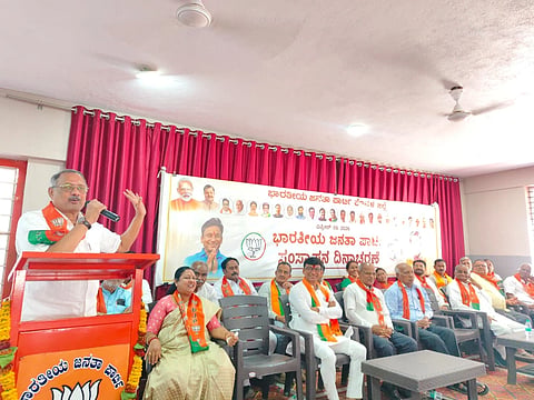ಕೊಪ್ಪಳದಲ್ಲಿ ಸೋಮವಾರ ಹಮ್ಮಿಕೊಂಡಿದ್ದ ಬಿಜೆಪಿ ಸಂಸ್ಥಾಪನಾ ದಿನಾಚರಣೆಯಲ್ಲಿ ವಿಪ ಮಾಜಿ ಸದಸ್ಯ ಅಮರನಾಥ ಪಾಟೀಲ್​ ಮಾತನಾಡಿದರು. ವಿಪ ಸದಸ್ಯೆ ಹೇಮಲತಾ ನಾಯಕ, ಮಾಜಿ ಶಾಸಕ ಪರಣ್ಣ ಮನವಳ್ಳಿ, ಡಾ. ಕೆ.ಜಿ. ಕುಲಕರ್ಣಿ, ಡಾ. ಬಸವರಾಜ ಕ್ಯಾವಟರ್​, ಜಿಲ್ಲಾ ಬಿಜೆಪಿ ಅಧ್ಯಕ್ಷ ನವೀನ್​ ಗುಳಗಣ್ಣವರ, ಪದಾಧಿಕಾರಿಗಳಾದ ಕರಿಯಪ್ಪ ಮೇಟಿ, ರತ್ನಾಕುಮಾರಿ ಇತದ್ದರು.