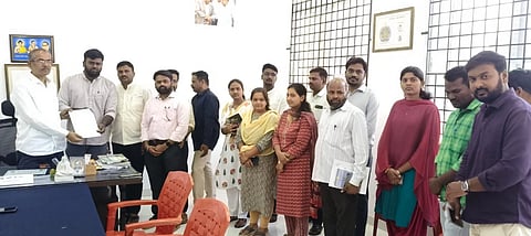  ಕೊಪ್ಪಳ ವಿವಿ ಸಂಸ್ಥಾಪನಾ ದಿನಾಚರಣೆ ಮುಂದೂಡಿಕೆಗೆ ಒತ್ತಾಯಿಸಿ ಸೋಮವಾರ ಉಪನ್ಯಾಸಕರು ಕುಲಪತಿ ಡಾ.ಎಸ್​.ವಿ.ಡಾಣಿಗೆ ಮನವಿ ಸಲ್ಲಿಸಿದರು. ಉಪನ್ಯಾಸಕರಾದ ವೀರೇಶ ಉತ್ತಂಗಿ, ಅನಂತ ಕುಮಾರ ದೊರೆ, ಶಂಕರಮೇಟಿ, ನಾಗರಾಜ, ಪ್ರವಿಣ ಪೊಲೀಸ ಪಾಟೀಲ, ಸಂತೋಷಕುಮಾರ ಎಚ್​.ಕೆ., ಮೌಲಸಾಬ, ಶಂಕರಪ್ಪ ಬಿ. ಇದ್ದರು. 