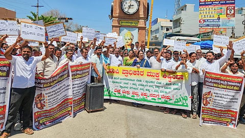 ಹಂಪಿ ಪ್ರದೇಶಾಭಿವೃದ್ಧಿ ಪ್ರಾಧಿಕಾರ ವ್ಯಾಪ್ತಿಯಿಂದ ಗಂಗಾವತಿ ತಾಲೂಕಿನ 15 ಗ್ರಾಮಗಳನ್ನು ಕೈ ಬಿಡುವಂತೆ ಒತ್ತಾಯಸಿ ನಿವಾಸಿಗಳು ಸೋಮವಾರ ಕೊಪ್ಪಳದಲ್ಲಿ ಪ್ರತಿಭಟನೆ ನಡೆಸಿದರು. ಪ್ರತಿಭಟನಕಾರರಾದ ಲಲಿತಾರಾಣಿ ಶ್ರೀರಂಗದೇವರಾಯಲು, ರಾಜಾ ಕೃಷ್ಣದೇವರಾಯ, ರತ್ನಶ್ರೀ ಕೃಷ್ಣದೇವರಾಯ, ಮಲ್ಲಿಕಾರ್ಜುನ ಹಿರೇಮಠ, ಪ್ರಶಾಂತ, ವೆಂಕಟೇಶ ಬಾಬು, ಸಾಯಿಕುಮಾರ ಇದ್ದರು. 