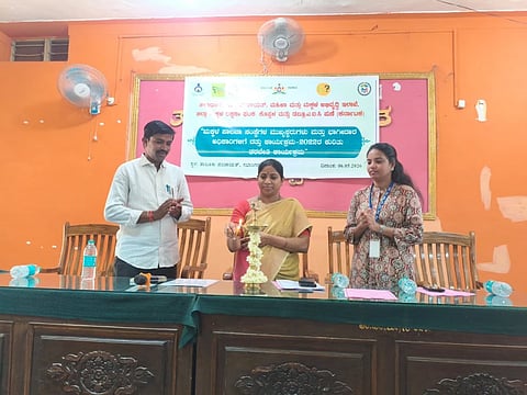 ಕೊಪ್ಪಳದಲ್ಲಿ ಆಯೋಜಿಸಿದ್ದ ಮಕ್ಕಳ ಪಾಲನಾ ಸಂಸ್ಥೆಗಳ ಮುಖ್ಯಸ್ಥರು ಮತ್ತು ಭಾಗೀದಾರ ಅಧಿಕಾರಿಗಳಿಗೆ ದತ್ತು ಮಾರ್ಗಸೂಚಿಗಳ ತರಬೇತಿ ಕಾರ್ಯಗಾರವನ್ನು ಜಿಲ್ಲಾ ಮಕ್ಕಳ ರಕ್ಷಣಾಧಿಕಾರಿ ಸಿಂಧು ಅಂಗಡಿ ಉದ್ಘಾಟಿಸಿದರು. ಜಿಲ್ಲಾ ಮಕ್ಕಳ ಕಲ್ಯಾಣ ಸಮಿತಿ ಅಧ್ಯಕ್ಷ ಪ್ರಕಾಶ ಕಡಗದ, ವೇರ್​ ಆರ್​ ಇಂಡಿಯನ್​ ಚಿಲ್ಡ್ರನ್​ ಸಂಸ್ಥೆಯ ಯೋಜನಾ ನಿರ್ದೇಶಕಿ ಅಮೃತಾ ಇದ್ದರು.