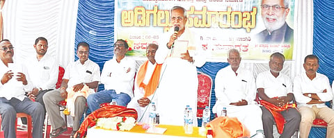 ವಡಗೇರಾ ತಾಲೂಕಿನ ಗುರಸಣಗಿ ಸಿದ್ಧಲಿಂಗೇಶ್ವರ ದೇವಸ್ಥಾನದಿಂದ ಮುಖ್ಯ ರಸ್ತೆವರೆಗೆ 2 ಕೋಟಿ ರೂ. ವೆಚ್ಚದಲ್ಲಿ ಸಿಸಿ ರಸ್ತೆ ಮತ್ತು ಚರಂಡಿ ನಿರ್ಮಾಣ ಕಾಮಗಾರಿಗೆ ಶಾಸಕ ಚನ್ನಾರಡ್ಡಿ ಪಾಟೀಲ್​ ತುನ್ನೂರ ಅಡಿಗಲ್ಲು ನೆರವೇರಿಸಿದರು. ಮಲ್ಲಿಕಾರ್ಜುನಸ್ವಾಮಿ ಹೊಸಮಠ, ರಮೇಶ ರಾಠೋಡ, ಸಿದ್ದಣ್ಣಗೌಡ ಹಿರೇಗೌಡ, ಶರಣಭೂಪಾಲರಡ್ಡಿ, ಮಲ್ಲಿಕಾರ್ಜುನರಡ್ಡಿ ಗೋಸ್ವಾಮಿ ನಾಯ್ಕಲ್​, ಬಸರಾಜಪ್ಪಗೌಡ ಶಾಂತವೀರ, ಖಾಜಾಮೈನುದ್ದೀನ್​ ಮಿರ್ಚಿ, ಶಿವರಾಜಪ್ಪಗೌಡ, ಗುತ್ತಿಗೆದಾರ ಶಿವಬಸವರಡ್ಡಿ ನಾಯ್ಕಲ್​ ಇತರರಿದ್ದರು.