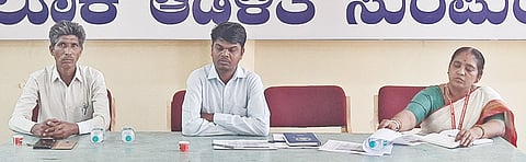 ಸುರಪುರ ನಗರಕ್ಕೆ ಮೂಲಭೂತ ಸೌಕರ್ಯ ಒದಗಿಸಬೇಕೆಂದು ಆಗ್ರಹಿಸಿ ಭಾರತೀಯ ದಲಿತ ಪ್ಯಾಂಥರ್​ ಕಾರ್ಯಕರ್ತರು ನಗರಸಭೆ ಅಧಿಕಾರಿಗೆ ಶುಕ್ರವಾರ ಮನವಿಪತ್ರ ಸಲ್ಲಿಸಿದರು.