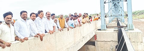 ಅಫಜಲಪುರ ತಾಲೂಕಿನ ಘೂಳನೂರಿನಲ್ಲಿ ನಿರ್ಮಾಣವಾಗುತ್ತಿರುವ ಬ್ರಿಡ್ಜ್ ಕಂ ಬ್ಯಾರೇಜ್ ಕಾಮಗಾರಿಯನ್ನು ಶಾಸಕ ಎಂ.ವೈ.ಪಾಟೀಲ್ ಪರಿಶೀಲಿಸಿದರು. ಪ್ರಕಾಶ ಜಮಾದಾರ, ಮಂಜುನಾಥ ಅಂಜುಟಗಿ, ಸಂಜೀವಕುಮಾರ ದಾಸರ, ಬಸವರಾಜ ಕಿಣಗಿ, ಶಂಕರಲಿAಗ ತಳಕೇರಿ ಇತರರಿದ್ದರು.
