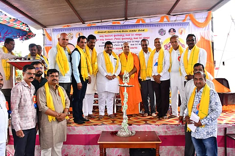 ಕೊಪ್ಪಳ ಜಿಲ್ಲೆಯ ಹನುಮಸಾಗರ ಪಟ್ಟಣದಲ್ಲಿ ಆಯೋಜಿಸಿ ಪ್ರತಿಭಾ ಪುರಸ್ಕಾರ ಹಾಗೂ ಸನ್ಮಾನ ಸಮಾರಂಭವನ್ನು ಶಾಸಕ ದೊಡ್ಡನಗೌಡ ಪಾಟೀಲ ಉದ್ಘಾಟಿಸಿದರು. ಜಗದ್ಗುರು ದಯಾನಂದ ಪುರಿ, ಜಿಪಂ ಮಾಜಿ ಸದಸ್ಯ ಕೆ. ಮಹೇಶ್​, ಜಿಲ್ಲಾ ದೇವಾಂಗ ನೌಕರರ ಕ್ಷೇಮಾಭಿವೃದ್ಧಿ ಸಂಘದ ಅಧ್ಯಕ್ಷ ಶಿವಶಂಕರ ಕರಡಕಲ್​,  ರಾಜ್ಯ ದೇವಾಂಗ ಸಂಘದ ಅಧ್ಯಕ್ಷ ರವೀಂದ್ರ ಕಲಬುರ್ಗಿ ಇದ್ದರು.