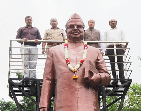 ಶಿವಶಾಂತವೀರ ನಗರದ ನಿಜಶರಣ ಅಂಬಿಗರ ಚೌಡಯ್ಯ ಉದ್ಯಾನದಲ್ಲಿನ ದಿ. ಡಾ. ಬಾಬು ಜಗಜೀವನ ರಾಮ್​ ಅವರ ಪುತ್ಥಳಿಗಳಿಗೆ ಡಿಸಿ ಡಾ. ಸುರೇಶ ಬಿ. ಇಟ್ನಾಳ, ಜಿಪಂ ಸಿಇಒ ವರ್ಣಿತ್​ ನೇಗಿ ಹಾಗೂ ಎಸ್ಪಿ ಡಾ. ರಾಮ್​ ಎಲ್​. ಅರಸಿದ್ದಿ ಮಾಲಾರ್ಪಣೆ ಮಾಡಿ ಗೌರವ ಸಲ್ಲಿಸಿದರು.