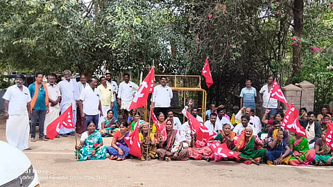 ನರೇಗಾ ಉಳಿಸಿ, ವಿಬಿಜಿ ಗ್ರಾಮ್​ ಜಿ ರದ್ದುಗೊಳಿಸುವಂತೆ ಆಗ್ರಹಿಸಿ ರಾಜ್ಯ ಕೃಷಿ ಕೂಲಿಕಾರರ ಸಂಘದಿಂದ ಜಿಲ್ಲಾಡಳಿತ ಭವನದ ಮುಂದೆ ಪ್ರತಿಭಟನೆ ಮಾಡಲಾಯಿತು. ರಾಜ್ಯದ್ಯಕ್ಷ ಚಂದ್ರಪ್ಪ ಹೊಸಕೆರಾ, ಜಿಲ್ಲಾಧ್ಯಕ್ಷ ಬಸವರಾಜ ಮರಕುಂಬಿ, ಜಿಲ್ಲಾ ಕಾರ್ಯದರ್ಶಿ ಸುಂಕಪ್ಪ ಗದಗ್​, ಪ್ರಮುಖರಾದ ಹುಸೇನಪ್ಪ ಕೆ, ರಮೇಶ್​ ಬಡಿಗೇರ್​, ಶಿವಣ್ಣ ಸಿಂಗನಾಳ, ಇತರರಿದ್ದರು.