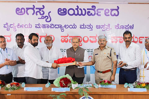 ಕೊಪ್ಪಳದಲ್ಲಿ ಸೋಮವಾರ ಜಿಲ್ಲಾಡಳಿತದಿಂದ ಸರ್ಕಾರಕ್ಕೆ ತಾಳೆಗರಿ ಹಸ್ತಪ್ರತಿ ಹಸ್ತಾಂತರಿಸಲಾಯಿತು. ಡಿಸಿ ಡಾ.ಸುರೇಶ ಬಿ.ಇಟ್ನಾಳ, ಎಸ್ಪಿ ಡಾ.ರಾಮ್​ ಎಲ್​.ಅರಸಿದ್ದಿ, ಮಾಜಿ ಸಂಸದ ಸಂಗಣ್ಣ ಕರಡಿ, ಪುರಾತತ್ವ ಇಲಾಖೆ ಉಪನಿರ್ದೇಶಕ ಡಾ.ಆರ್​.ಶೆಜೇಶ್ವರ ಇದ್ದರು. 