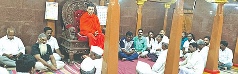 ಅಫಜಲಪುರದ ಮಳೇಂದ್ರ ಮಠದಲ್ಲಿ ಶ್ರೀ ವಿಶ್ವಾರಾಧ್ಯ ಮಳೇಂದ್ರ ಶಿವಾಚಾರ್ಯರ ಸಾನ್ನಿಧ್ಯದಲ್ಲಿ ಶ್ರಾವಣ ಪೂರ್ವಭಾವಿ ಸಭೆ ಜರುಗಿತು. ಚಂದ್ರಶೇಖರ ಕರಜಗಿ, ಚಂದ್ರಶೇಖರ ನಿಂಬಾಳ ಇತರರಿದ್ದರು.