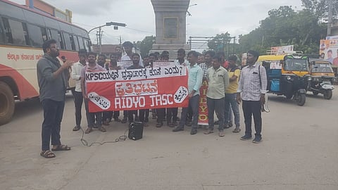 ಕೆಪಿಎಸ್​ಸಿ ಭ್ರಷ್ಟಾಚಾರ ವಿರೋಧಿಸಿ ಕೊಪ್ಪಳದ ಅಶೋಕ ವೃತ್ತದಲ್ಲಿ ಪ್ರತಿಭಟನೆ ಮಾಡಲಾಯಿತು. ಸಂಘಟನೆ ಮುಖಂಡ ಶರಣು ಪಾಟೀಲ್​, ಸದಸ್ಯರಾದ ಸುಭಾನ್​ ನೀರಲಗಿ, ಶಿವಮೂರ್ತಿ ವದಗನಾಳ್​, ಹೊನ್ನೂರ್​ ಹನಕುಂಟಿ ಇದ್ದರು.
