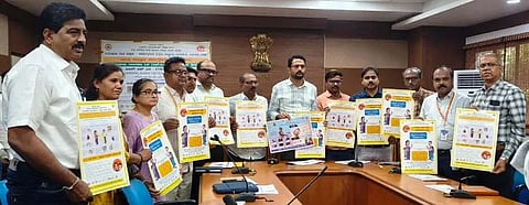 ಡಿಸಿ ಕಚೇರಿ ಸಭಾಂಗಣದಲ್ಲಿ ಆಯೋಜಿಸಿದ್ದ ಜಿಲ್ಲಾಮಟ್ಟದ ಸಮನ್ವಯ ಸಮಿತಿ ಸಭೆಯಲ್ಲಿ ಆಗಸ್ಟ್​ 10ರಂದಿರುವ ರಾಷ್ಟ್ರೀಯ ಜಂತುಹುಳು ನಿವಾರಣಾ ಕಾರ್ಯಕ್ರಮದ ಪೋಸ್ಟರ್​ನ್ನು ಎಡಿಸಿ ಸಿದ್ರಾಮೇಶ್ವರ ಬಿಡುಗಡೆಗೊಳಿಸಿದರು.