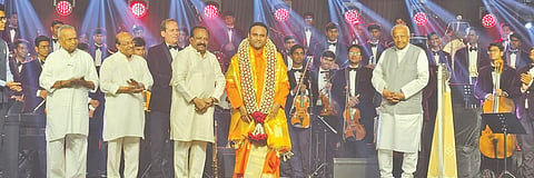 ಕಲಬುರಗಿಯಲ್ಲಿ ನಡೆದ ದಿವ್ಯ ಸಂಜೆ ಕಾರ್ಯಕ್ರಮದಲ್ಲಿ ಸದ್ಗುರು ಮಧುಸೂದನ ಸಾಯಿ ಅವರನ್ನು ವಿಧಾನ ಪರಿಷತ್​ ಸದಸ್ಯ ಡಾ.ಬಿ.ಜಿ.ಪಾಟೀಲ್​ ಸನ್ಮಾನಿಸಿದರು. ಬಸವರಾಜ ಪಾಟೀಲ್​ ಸೇಡಂ, ಬಿ.ಎನ್​.ನರಸಿಂಹಮೂರ್ತಿ, ಡಾ.ಗುರುರಾಜ ಕರಜಗಿ ಇದ್ದರು.