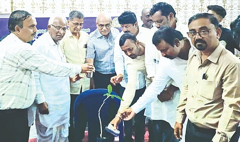 ವಡಗೇರಾದಲ್ಲಿ ಮಂಗಳವಾರ ಹಮ್ಮಿಕೊಂಡ ಕೃಷಿ ಕಾರ್ಯಾನುಭವ ಶಿಬಿರವನ್ನು ಕೃಷಿ ವಿವಿಯ ಡೀನ್ ಡಾ.ಅಮರೇಗೌಡ ಚಾಲನೆ ನೀಡಿದರು. ಡಾ.ಶ್ಯಾಮರಾವ ಕುಲಕರ್ಣಿ, ಸಿದ್ದಣ್ಣಗೌಡ ಕಾಡಂನೋರ್, ಡಾ.ಸುಭಾಷ ಕರಣಗಿ, ಡಾ.ರುದ್ರಮೂರ್ತಿ, ಶ್ರೀನಿವಾಸರಾವ್ ಕುಲಕರ್ಣಿ, ಬಸವರಾಜ ನೀಲಹಳ್ಳಿ, ಯಂಕಪ್ಪ ಬಸಂತಪುರ, ಅಬ್ದುಲ್ ಚಿಗಾನೂರ, ಡಾ.ಮರೆಪ್ಪ ನಾಟೇಕಾರ, ಮಲ್ಲಿಕಾರ್ಜುನ ಪೊಲೀಸ್ ಪಾಟೀಲ್ ಇತರರಿದ್ದರು.