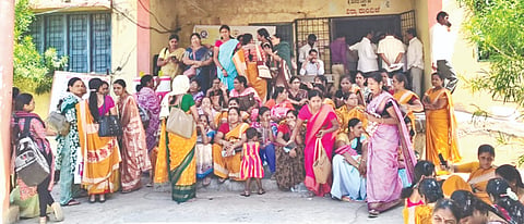 ಆಳಂದ ಸರ್ಕಾರಿ ಬಾಲಕರ ಪದವಿಪೂರ್ವ ಕಾಲೇಜಿನಲ್ಲಿ ಗಣತಿದಾರರ ತರಬೇತಿ ಬಹಿಷ್ಕರಿಸಿ ಅಂಗನವಾಡಿ ಕಾರ್ಯಕರ್ತೆಯರು ಮಿಂಚಿನ ಪ್ರತಿಭಟನೆ ನಡೆಸಿದರು. ರಾಜಮತಿ ಪಾಟೀಲ್​, ಶರಣಮ್ಮ ಸರಸಂಬ, ಮಲ್ಲಮ್ಮ, ಸಿದ್ದಮ್ಮ ಖಜೂರಿ ಇತರರಿದ್ದರು.