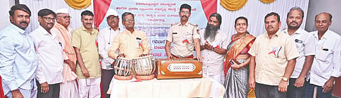 ಆಳಂದದಲ್ಲಿ ಏರ್ಪಡಿಸಿದ್ದ ಸಾಂಸ್ಕೃತಿಕ ಕಲರವ ಕಾರ್ಯಕ್ರಮವನ್ನು ಹಾಮೋರ್ನಿಯಂ ನುಡಿಸುವ ಮೂಲಕ ಪಿಐ ಶರಣಬಸಪ್ಪ ಕೋಡ್ಲಾ ಉದ್ಘಾಟಿಸಿದರು. ಶ್ರೀ ನಿರಾಕಾರ ಮಹಾಸ್ವಾಮೀಜಿ, ಬಾಬುರಾವ ಮಡ್ಡೆ, ಸಂಜಯ ಪಾಟೀಲ್​, ಶಿವಲಿಂಗ ತೇಲ್ಕರ್​ ಧಂಗಾಪುರ, ಪ್ರಕಾಶ ಜಂಗಲೇ, ಜ್ಯೋತಿ ಮಡ್ಡೆ ಇತರರಿದ್ದರು.