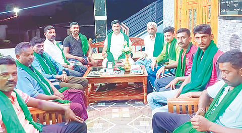 ಪಿರಿಯಾಪಟ್ಟಣ ತಾಲೂಕಿನ ಆನಂದಗೆರೆ ಗ್ರಾಮದಲ್ಲಿ ಕರ್ನಾಟಕ ರೈತ ಸಂಘ ಹಾಗೂ ಹಸಿರು ಸೇನೆಯಿಂದ ಆಯೋಜಿಸಿದ್ದ ಪೂರ್ವಭಾವಿ ಸಭೆಯಲ್ಲಿ ಸಂಘದ ಅಧ್ಯಕ್ಷ ಆನಂದಗೆರೆ ಮಂಜುನಾಥ್ ಆರ್.ಗೌಡ ನೇತೃತ್ವದಲ್ಲಿ ಪದಾಧಿಕಾರಿಗಳ ಜತೆ ಚರ್ಚಿಸಿದರು.