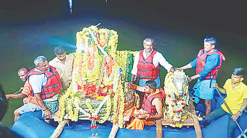 ಬೆಟ್ಟದಪುರದ ಶ್ರೀ ಸಿಡಿಲು ಮಲ್ಲಿಕಾರ್ಜುನಸ್ವಾಮಿ ತೆಪ್ಪೋತ್ಸವ ಭಕ್ತರ ಸಮ್ಮುಖದಲ್ಲಿ ನೆರವೇರಿತು. 