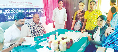 ಕೊಣಸೂರಿನ ಆಯುಷ್ ಆರೋಗ್ಯ ಮಂದಿರದಲ್ಲಿ ಮಧುಮೇಹ ತಪಾಸಣೆ ಶಿಬಿರ ನಡೆಯಿತು.