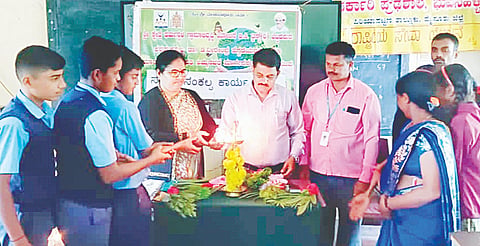 ಬೆಟ್ಟದಪುರ ಸಮೀಪದ ಭುವನಹಳ್ಳಿ ಸರ್ಕಾರಿ ಪ್ರೌಢಶಾಲೆಯಲ್ಲಿ ಆಯೋಜಿಸಿದ್ದ ಸ್ವಾಸ್ಥೃ ಸಂಕಲ್ಪ ಕಾರ್ಯಕ್ರಮವನ್ನು ಗಣ್ಯರು ಉದ್ಘಾಟಿಸಿದರು. ಎಚ್.ಎಸ್. ರವಿ, ಡಿ.ಬಿ ಸರೋಜಾ, ತಿಪ್ಪೇಸ್ವಾಮಿ, ವಿಜಯ್ ಕುಮಾರ್, ಶಿವಶಂಕರ್ ಇತರರಿದ್ದರು.