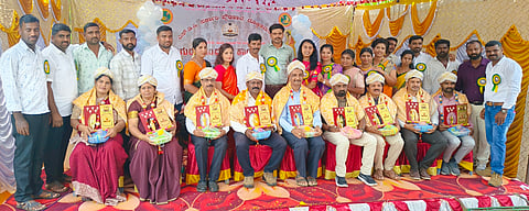   ಬೆಟ್ಟದಪುರ ಸಮೀಪದ ದೊಡ್ಡಕಮರಹಳ್ಳಿಯ ಸರ್ಕಾರಿ ಪ್ರೌಢಶಾಲೆಯಲ್ಲಿ 2006-07ನೇ ಸಾಲಿನ ವಿದ್ಯಾರ್ಥಿಗಳಿಂದ ಆಯೋಜಿಸಿದ ಗುರುವಂದನಾ ಕಾರ್ಯಕ್ರಮದಲ್ಲಿ ಹಿರಿಯ ಶಿಕ್ಷಕರನ್ನು ಸನ್ಮಾನಿಸಿ ಗೌರವಿಸಲಾಯಿತು.