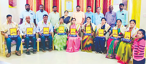 ಬೆಟ್ಟದಪುರ ಸಮೀಪದ ಹರದೂರು ಗ್ರಾಮ ಪಂಚಾಯಿತಿ ಕಚೇರಿಯಲ್ಲಿ ಆಯೋಜಿಸಿದ್ದ ವಿಶೇಷ ಸಭೆಯಲ್ಲಿ ಐದು ವರ್ಷ ಸೇವೆ ಸಲ್ಲಿಸಿ ಆಡಳಿತ ಅವಧಿಯನ್ನು ಯಶಸ್ವಿಯಾಗಿ ಪೂರ್ಣಗೊಳಿಸಿದ ಸದಸ್ಯರನ್ನು ಸನ್ಮಾನಿಸಲಾಯಿತು. ಡಿ.ವೀಣಾ, ಕಾಮಾಕ್ಷಮ್ಮ, ವೀಣಾ, ಸದಸ್ಯರಿದ್ದರು,.