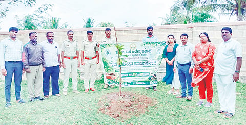 ಬೆಟ್ಟದತುಂಗ ಪ್ರಾಥಮಿಕ ಆರೋಗ್ಯ ಕೇಂದ್ರದಲ್ಲಿ ಅರಣ್ಯ ಇಲಾಖೆ ವತಿಯಿಂದ ಹಮ್ಮಿಕೊಂಡಿದ ವನಮಹೋತ್ಸವ ಕಾರ್ಯಕ್ರಮದಲ್ಲಿ ಗಣ್ಯರು ಸಸಿ ನೆಡುವ ಮೂಲಕ ಕಾರ್ಯಕ್ರಮಕ್ಕೆ ಚಾಲನೆ ನೀಡಿದರು. ಡಾ.ಎಂ.ಹರ್ಷಿತಾ, ಎಚ್.ಎಸ್ ರವಿ, ವಿಲಾಸರಾವ ಪವಾರ, ಮಮತಾ, ಅನಿಲ್ ಇತರರು ಇದ್ದರು. 