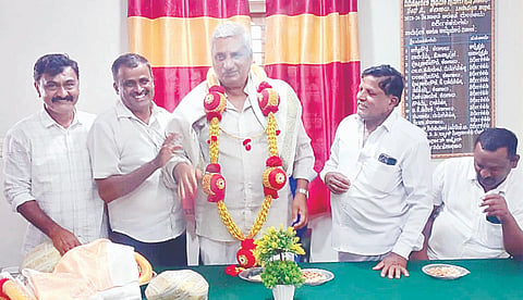 ಬೆಟ್ಟದಪುರ ಸಮೀಪದ ಕಣಗಾಲು ಗ್ರಾಮದ ಪ್ರಾಥಮಿಕ ಕೃಷಿ ಪತ್ತಿನ ಸಹಕಾರ ಸಂಘಕ್ಕೆ ಭೇಟಿ ನೀಡಿದ ಶಾಸಕ ಕೆ.ವೆಂಕಟೇಶ್ ಅವರನ್ನು ಸನ್ಮಾನಿಸಿ, ಅಭಿನಂದನೆ ಸಲ್ಲಿಸಲಾಯಿತು.  ನಿತಿನ್ ವೆಂಕಟೇಶ್, ಲೋಕೇಶ್, ಎಂ.ಟಿ. ಹನುಮಂತ ಇತರರಿದ್ದರು.