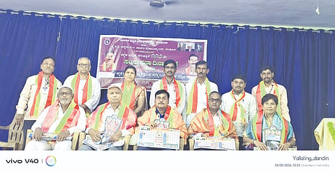 ಚಿಂಚೋಳಿ ಚಂದಾಪುರದಲ್ಲಿ ಮಂಗಳವಾರ ಏರ್ಪಡಿಸಿದ್ದ ಕನ್ನಡ ಸಹಿತ್ಯ ಪರಿಷತ್​ನ 112ನೇ ಸಂಸ್ಥಾಪನಾ ದಿನ ಕಾರ್ಯಕ್ರಮದಲ್ಲಿ ಹಿರಿಯ ಸದಸ್ಯರಾದ ಸೂರ್ಯಕಾಂತ ಹುಲಿ, ಮಹ್ಮದ್​ ಹಾದಿ, ಮಲ್ಲಪ್ಪ ಬೈಗೊಂಡ, ಆರ್​.ಗಣಪತರಾವ, ಉಮಾ ಪಾಟೀಲ್​ ಅವರನ್ನು ಸನ್ಮಾನಿಸಲಾಯಿತು. ಸುರೇಶ ದೇಶಪಾಂಡೆ, ಕಾಶಿನಾಥ ಹುಣಜೆ, ಯಲ್ಲಾಲಿಂಗ ದಂಡಿನ್​, ಮಹ್ಮದ್​ ಸೌದಾಗರ, ಶಿವಕುಮಾರ ಸ್ವಾಮಿ ಇತರರಿದ್ದರು.