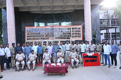 ಗದಗ ಜಿಲ್ಲೆಯಲ್ಲಿ ಕಳೆದ ನಾಲ್ಕು ತಿಂಗಳಲ್ಲಿ ಕಳೆದುಹೋದ ಮೊಬೈಲ್​ ಮತ್ತೆ ಮಾಡಿ ಎಸ್ಪಿ ಕಚೇರಿಯಲ್ಲಿ ಸಾರ್ವಜನಿಕರಿಗೆ ವಿತರಿಸಲಾಯಿತು.