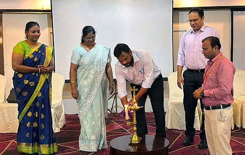  ಗದಗ ನಗರದ ಖಾಸಗಿ ಹೊಟೆಲ್​ ನಲ್ಲಿ ಮದುಮೇಹ ನಿರ್ವಹಣೆ ಕುರಿತು ಏರ್ಪಡಿಸಿದ್ದ ಕಾರ್ಯಾಗಾವರವನ್ನು ಡಾ. ಹುಸೈನ್​ ಉದ್ಗಾಟಿಸಿದರು. ಡಾ. ಅಜಯ ರಾಜು, ಡಾ. ಸ್ಟೀನ್​, ಪ್ರೊ. ಬ್ಯೂಲಾ ಪ್ರಿಯದಶಿರ್ನಿ ಇತರರು ಇದ್ದರು.
