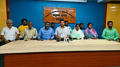 ಗದಗ ತೋಂಟದಾರ್ಯ ಮಠದಲ್ಲಿ ಜರುಗಿದ ಅವಡದಲ್ಲಿನ ಗಾಯಾಳುಗಳಿಗೆ ಪರಿಹಾರ ಮೊತ್ತ ನೀಡಬೇಕು ಎಂದು ಒತ್ತಾಯಿಸಿ ರಾಜು ಖಾನಪ್ಪನ್ನವರ ಸುದ್ದಿಗೋಷ್ಠಿ ನಡೆಸಿದರು. ರಾವೇಂದ್ರ ಪರಾಪೂರ, ಮಹೇಶ ರೋಖಡೆ, ಪಿ. ಎಸ್​. ಕಾಳೆ, ವಿಶ್ವನಾಥ ಶಿರಿ, ಗೀತಾ ನವಲಗುಂದ, ಸುಮನ್​ ನವಲಗುಂದ, ಕುಮಾರ ನಡಗೇರಿ, ಸತೀಶ್​ ಕುಂಬಾರ, ರಮೇಶ್​ ನವಲಗುಂದ, ಮಂಜು ನವಲಗುಂದ, ಶಂಕರ್​ ಗಬ್ಬೂರ, ವಿಜಯ ದಲಬಂಜನ್​, ಕಿರಣ ಕಬಾಡಿ ಸೇರಿದಂತೆ ಹಲವರು ಇದ್ದರು.